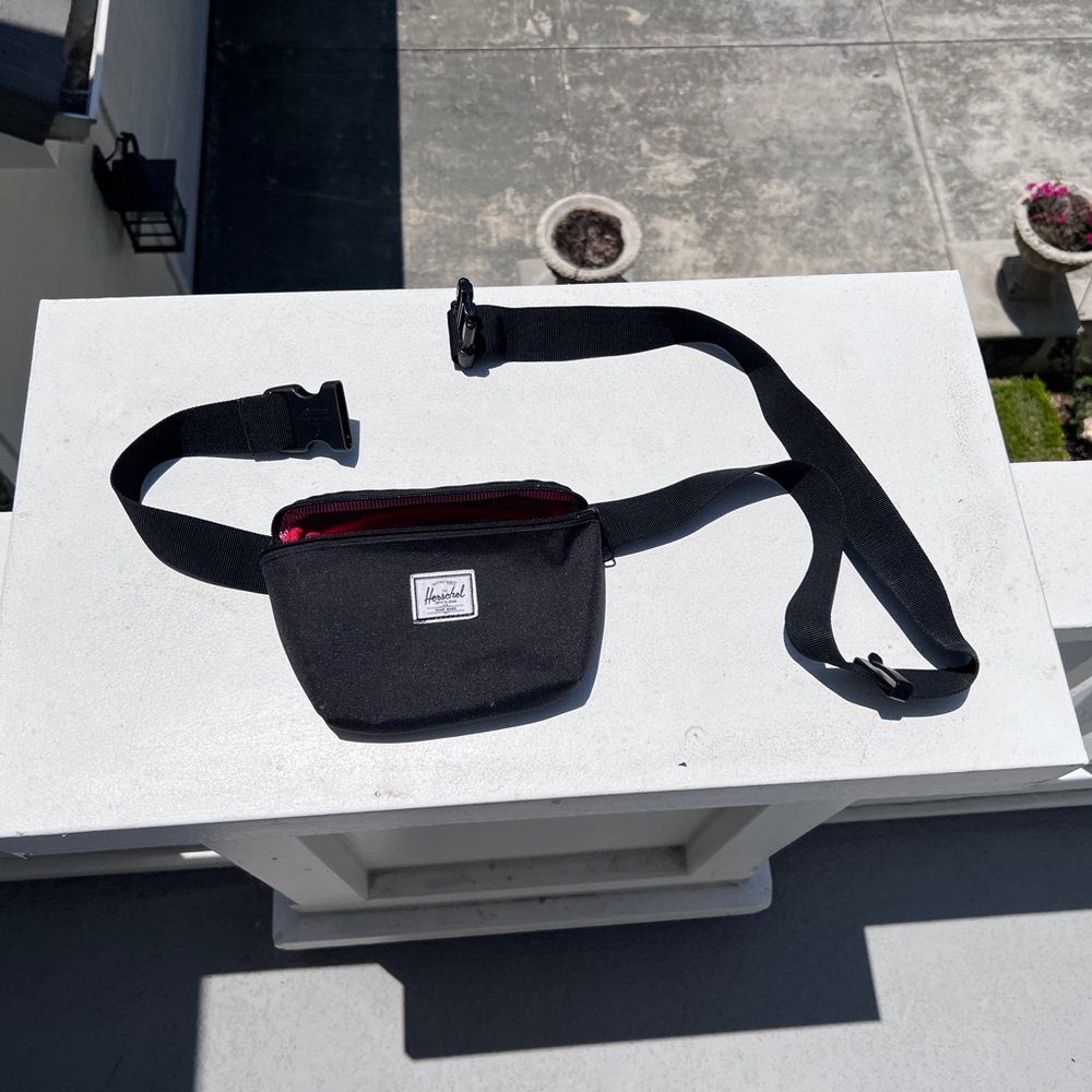 Herschel black fanny pack the strap is fully adjustable
perfect condition